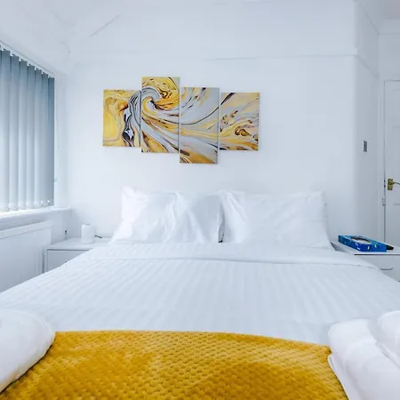 Nice Three Bedroom House In Manchester