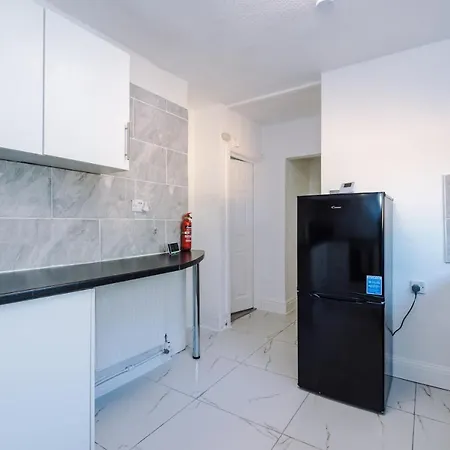 Nice Three Bedroom House In 3* Manchester
