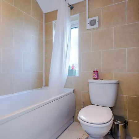 Nice Three Bedroom House In 맨체스터