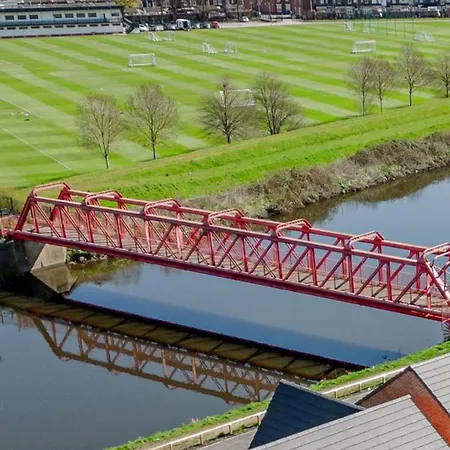 Vakantiehuis Stunning 2-bed House In With Canal View