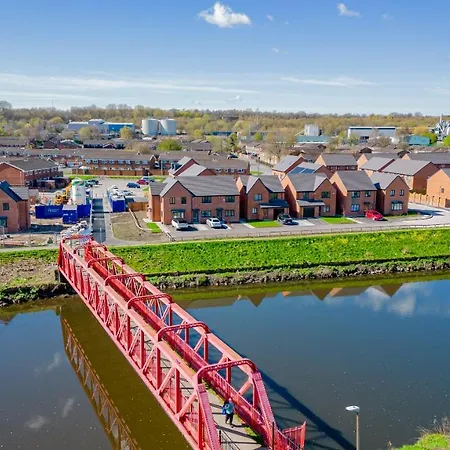Stunning 2-bed House In With Canal View Holiday home Manchester