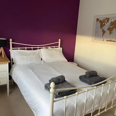 2 Bedroom House With Garden Nyaraló