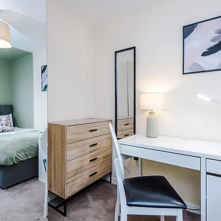 Dom wakacyjny Chic 2 Bed House With Garden & Free Parking Manchester