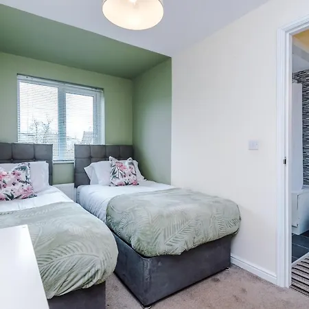 Holiday home Chic 2 Bed House With Garden & Free Parking