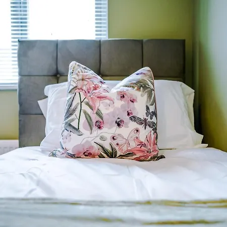 Dom wakacyjny Chic 2 Bed House With Garden & Free Parking