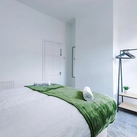 Сasa de vacaciones 3 Bed House Close To Etihad Stadium - Free Parking Mánchester