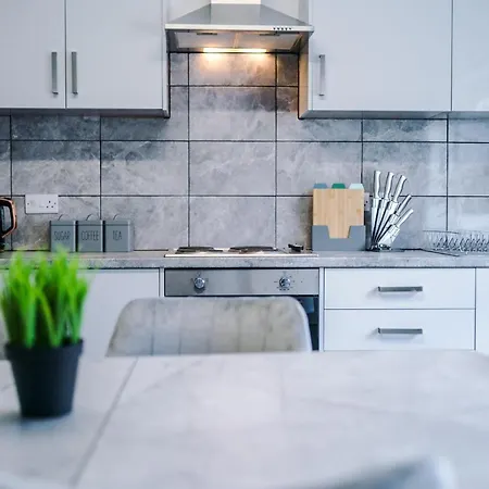 3 Bed House Close To Etihad Stadium - Free Parking Сasa de vacaciones Mánchester