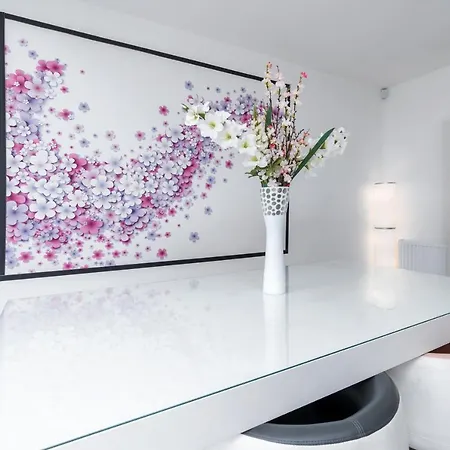 4 Bedroom, 3 Bathroom Walking Distance To Centre