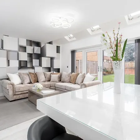 4 Bedroom, 3 Bathroom Walking Distance To Centre *