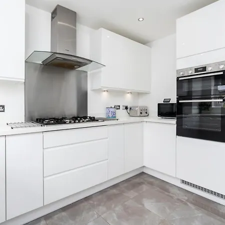 4 Bedroom, 3 Bathroom Walking Distance To Centre *