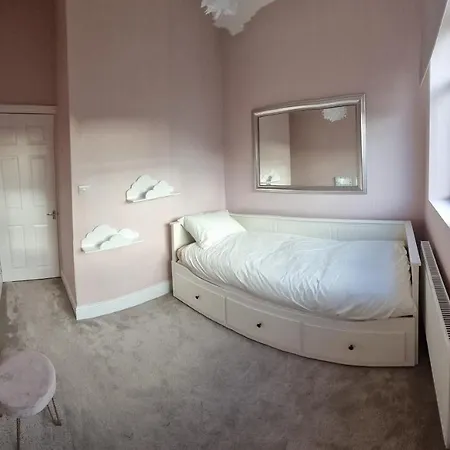 Lovely Close To Mcr Centre Inc Cinema Holiday home