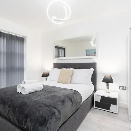 4 Bedroom, 3 Bathroom Walking Distance To Centre Semesterbostad Manchester