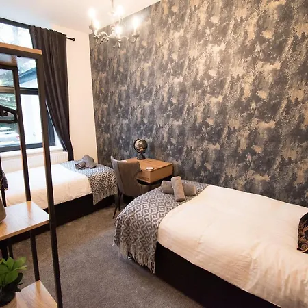 Ideal In Thorncliffe Apartment *