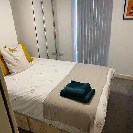 Lovely 2 Bed Flat Apartment *