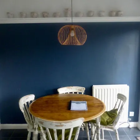 2 Bedroom House With Garden 펜션 *