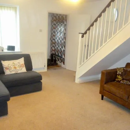 2 Bedroom House With Garden Manchester