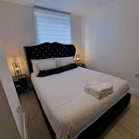 Luxury 2 Bed, 2 Bath - The Quays Apartment