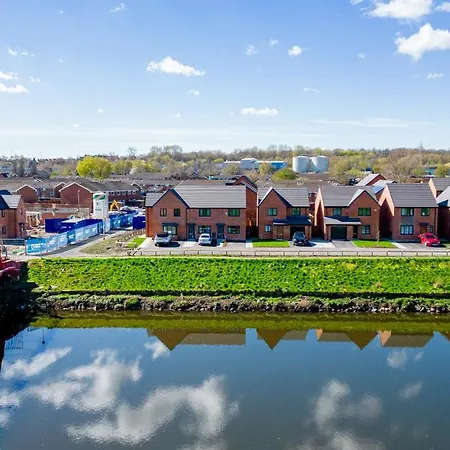 Holiday home Stunning 2-bed House In With Canal View