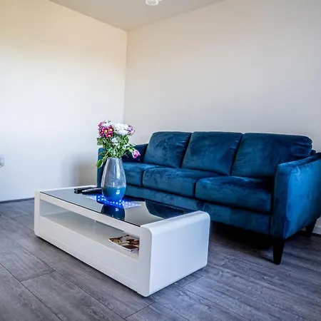 Stunning 2-bed House In With Canal View