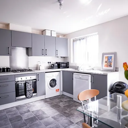 2-bed House With Canal View Garden & Petsok Manchester