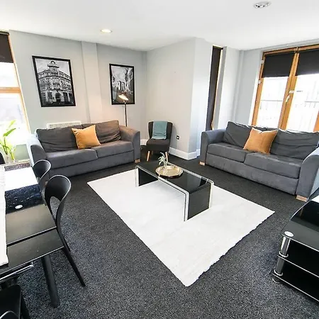 Spacious 2 Bedroom Penthouse Apartment *