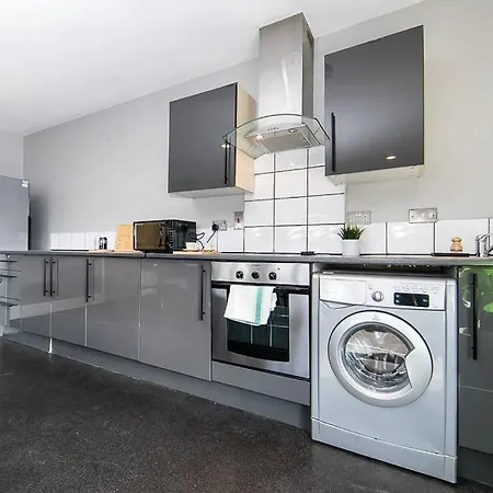 Spacious 2 Bedroom Penthouse Apartment Manchester