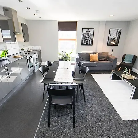Spacious 2 Bedroom Penthouse Manchester