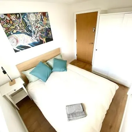 Fresh 2 Bedroom Flat Close To Center Camp Street شقة