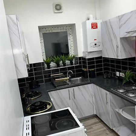 The Hive Manchester, Sleeps 18 People, Free Wifi,parking Contractors And Office Parties, 10 Min דירה מנצ'סטר