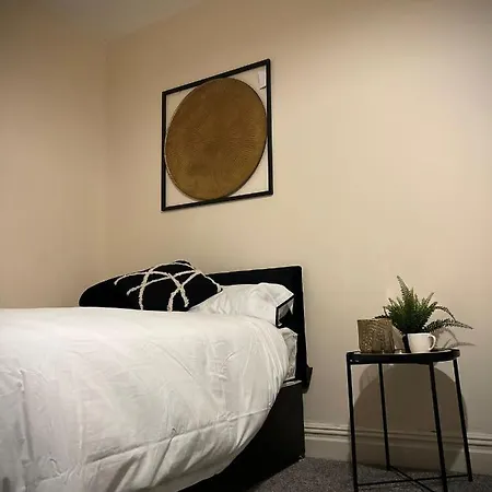 Апартаменты The Hive Manchester, Sleeps 18 People, Free Wifi,parking Contractors And Office Parties, 10 Min *