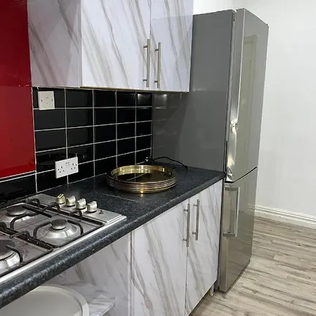 The Hive Manchester, Sleeps 18 People, Free Wifi,parking Contractors And Office Parties, 10 Min Manchester
