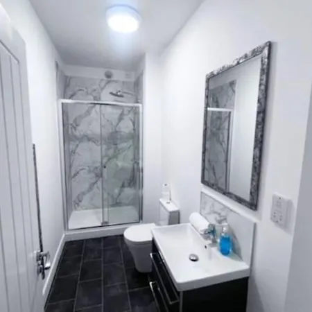 Apartament Lovely 2-br Flat Near Salford Royal *
