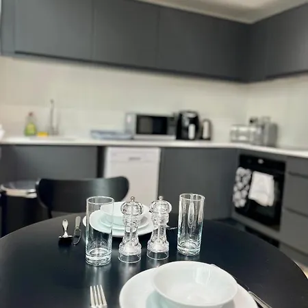 Apartment Fully Equipped One Bedroom Near Old Trafford Stadium! *