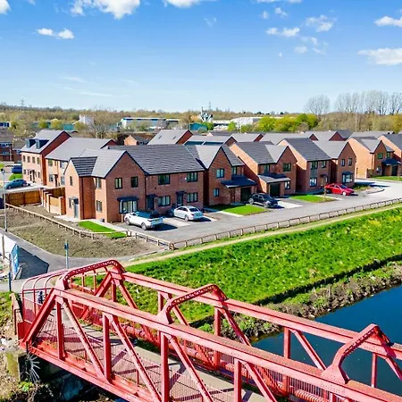 Stunning 2-bed House In With Canal View *