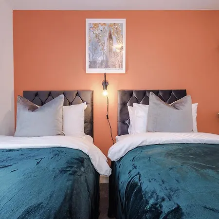 Stunning Mcr House Sleeps 9 펜션