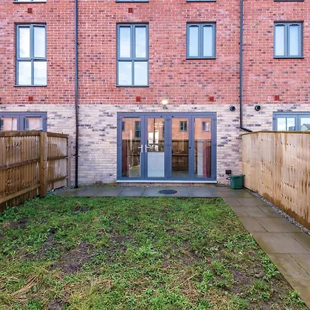 Stunning Mcr House Sleeps 9 펜션 *