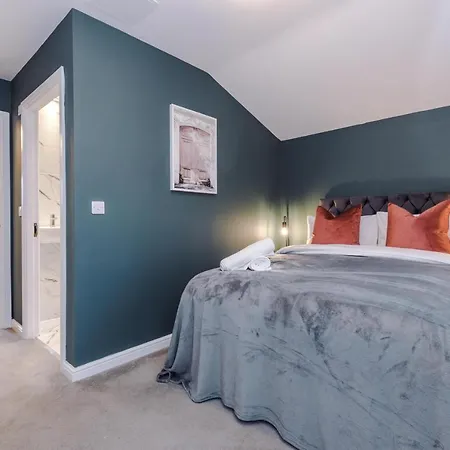 Stunning Mcr House Sleeps 9