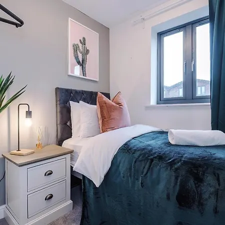 Stunning Mcr House Sleeps 9 *