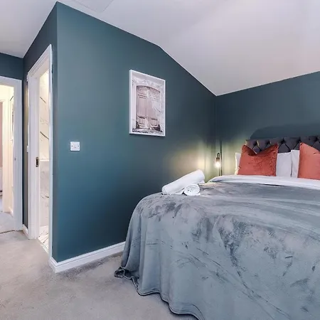 Stunning Mcr House Sleeps 9