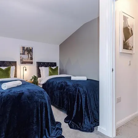 Stunning Mcr House Sleeps 9 펜션 *