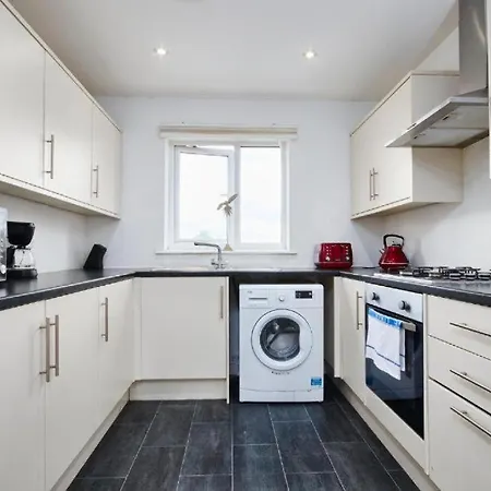 Large 4 Bed House Near Old Trafford - Parking Manchester
