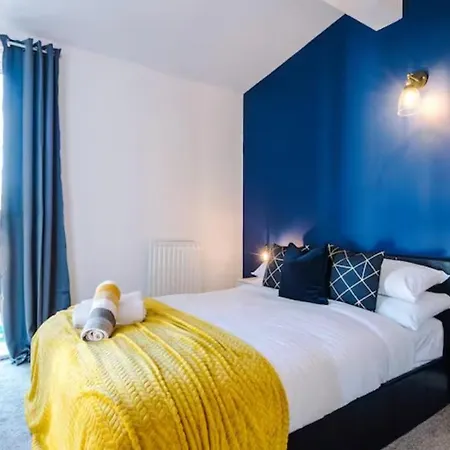 3 Bedroom Home, Hosted By Mcr Dens * Manchester