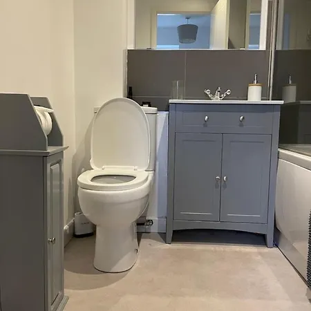 펜션 2 Bedroom House With Garden *