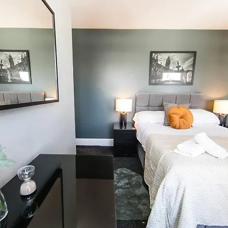 Apartment Spacious 2 Bedroom Penthouse