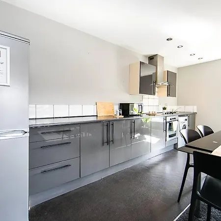Spacious 2 Bedroom Penthouse *