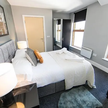 Spacious 2 Bedroom Penthouse Apartment *