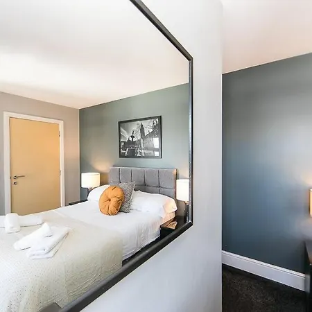 Spacious 2 Bedroom Penthouse *