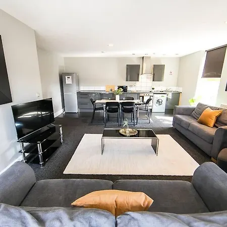 Spacious 2 Bedroom Penthouse Apartment