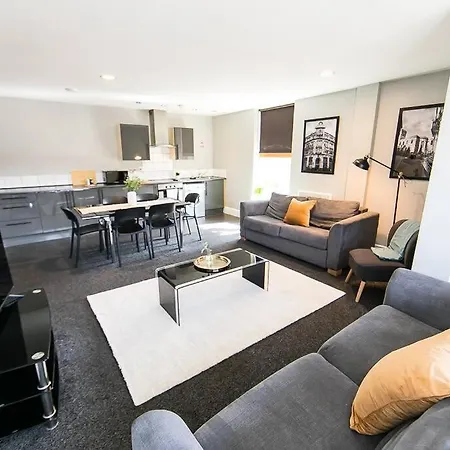 Apartment Spacious 2 Bedroom Penthouse