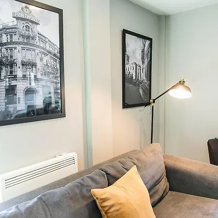 Spacious 2 Bedroom Penthouse Apartment